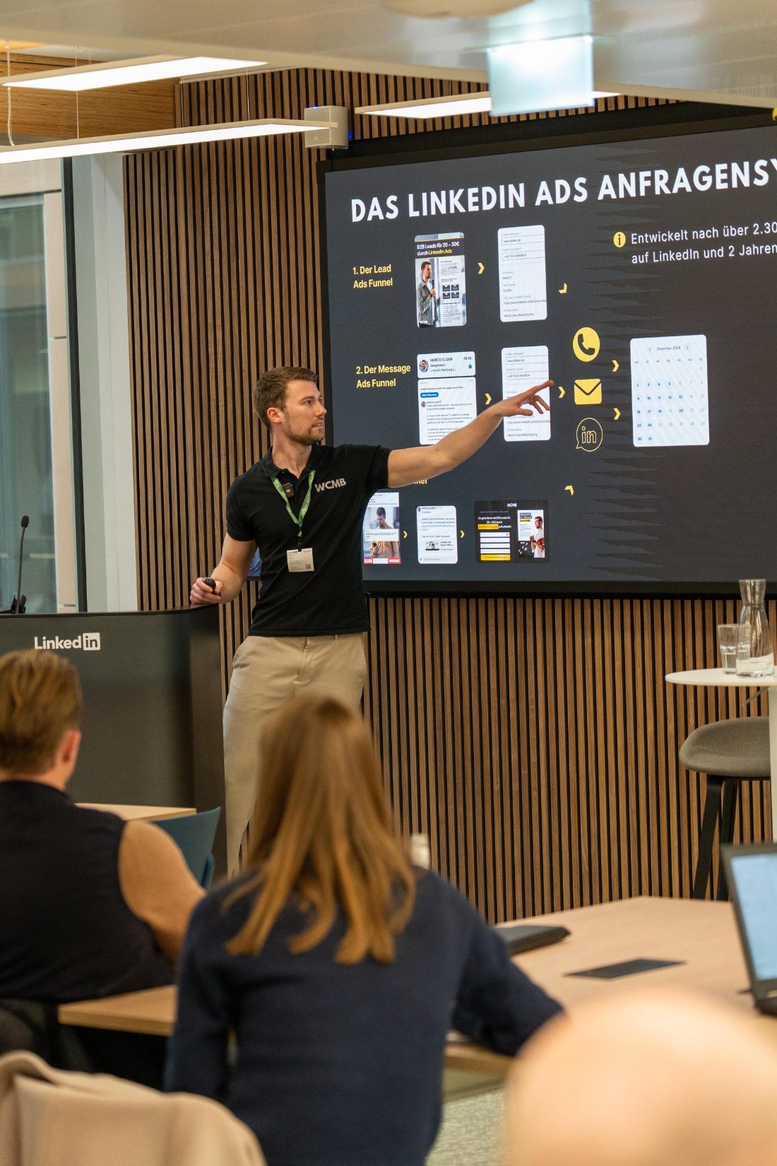 Marco Illgen hält einen Vortrag vor Publikum im LinkedIn Office